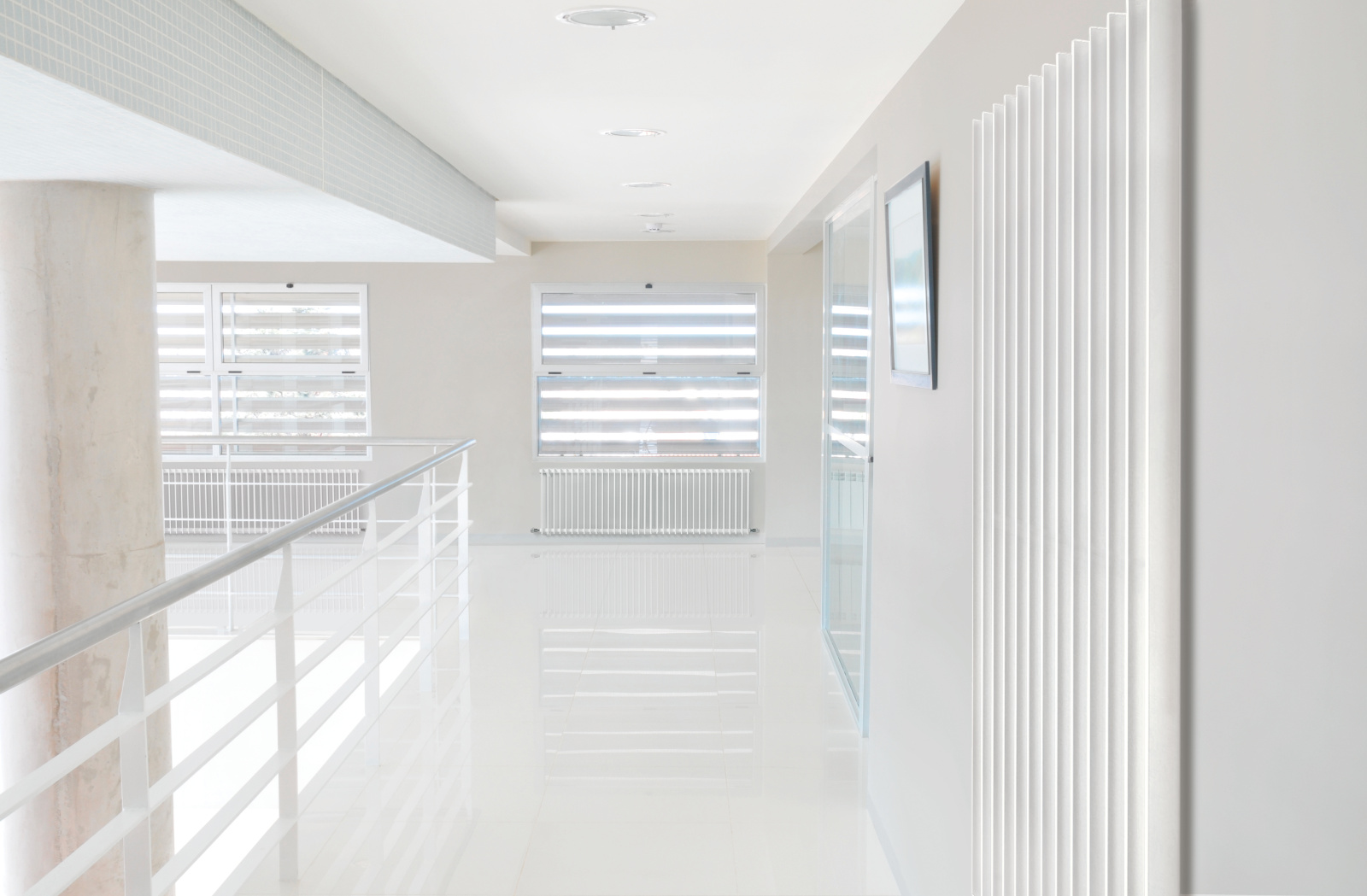 Zehnder_RAD_Excelsior-HY_corridor_white Rendering Zehnder Excelsior Decorative radiator